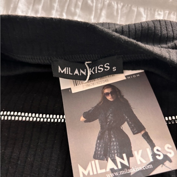 Black Ribbed Top with Zipper Detail - Picture 6 of 12